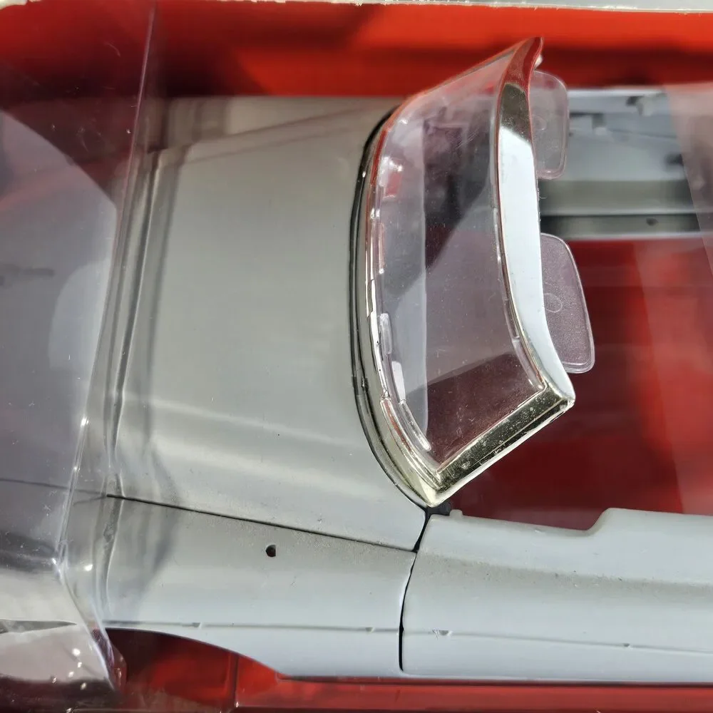 Motor Max American Graffiti 1953 Buick Skylark Candy Red 1/18 Model Kit NIB